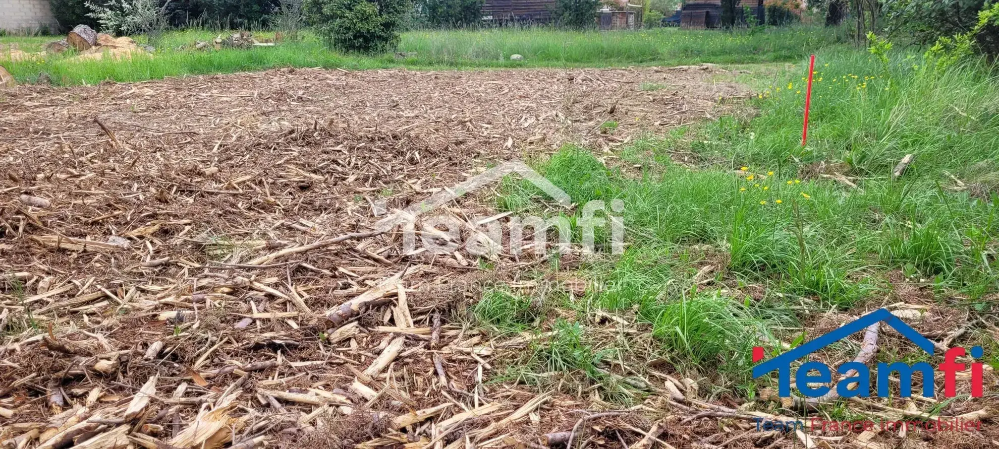 A vendre terrain plat constructible de 1175 m² avec garage à Saint-Julien-les-Rosiers 