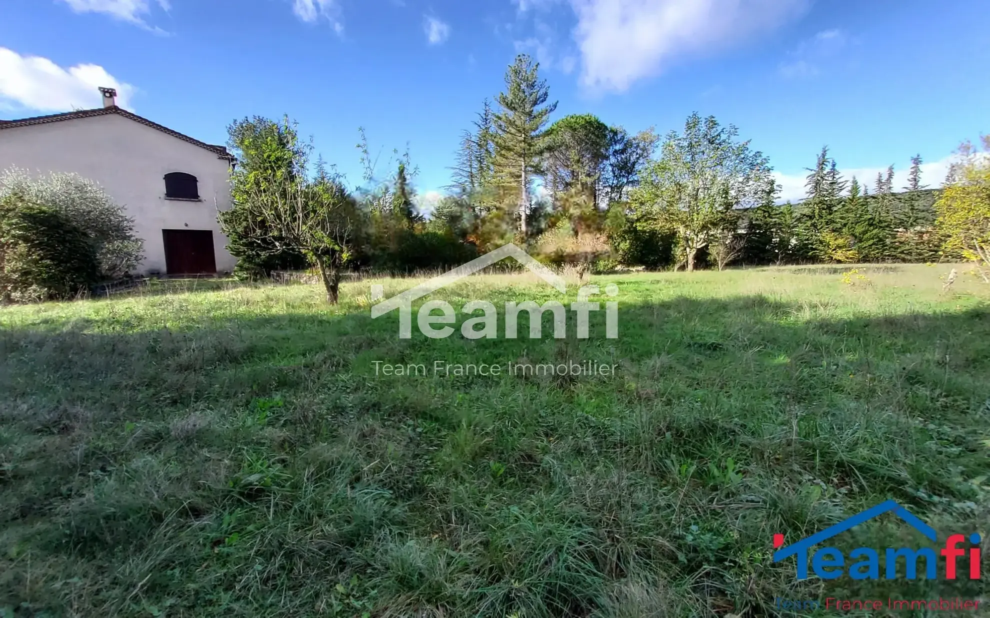 A vendre terrain plat constructible de 1175 m² avec garage à Saint-Julien-les-Rosiers 
