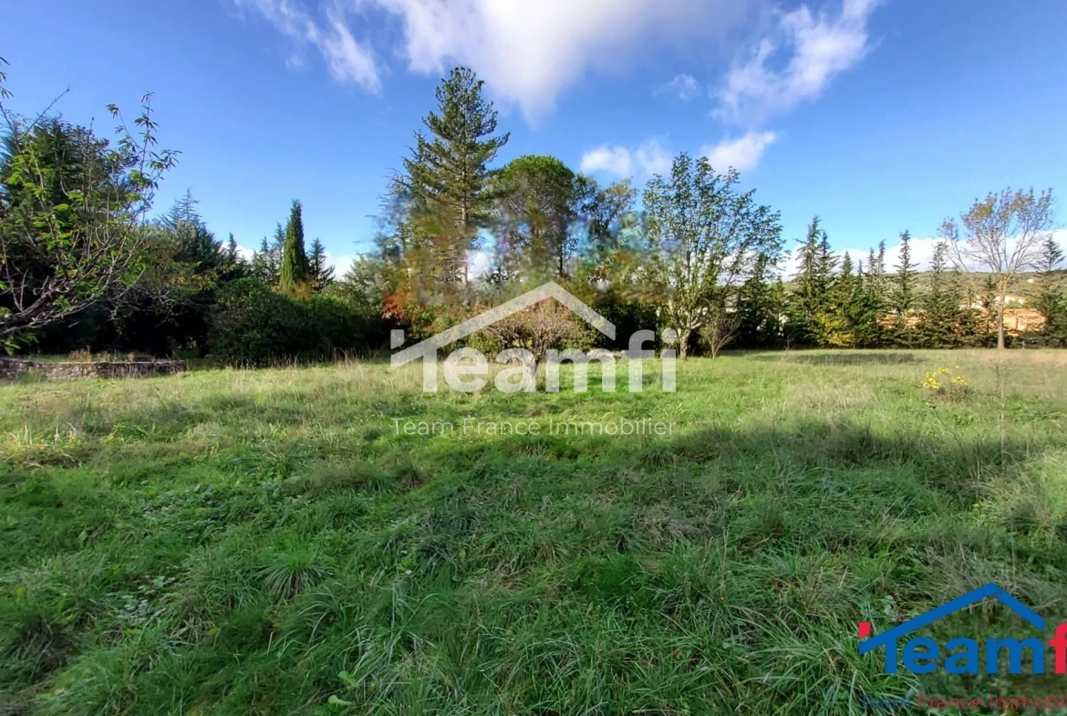 A vendre terrain plat constructible de 1175 m² avec garage à Saint-Julien-les-Rosiers 