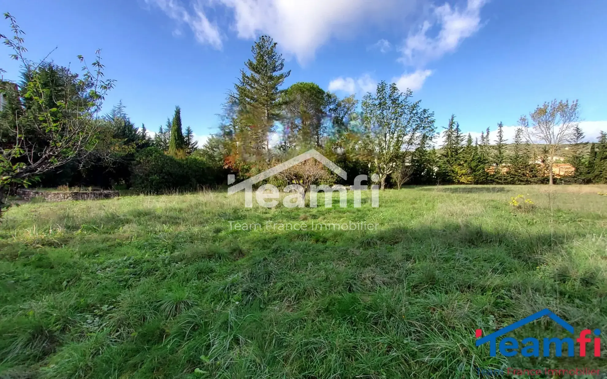 A vendre terrain plat constructible de 1175 m² avec garage à Saint-Julien-les-Rosiers 