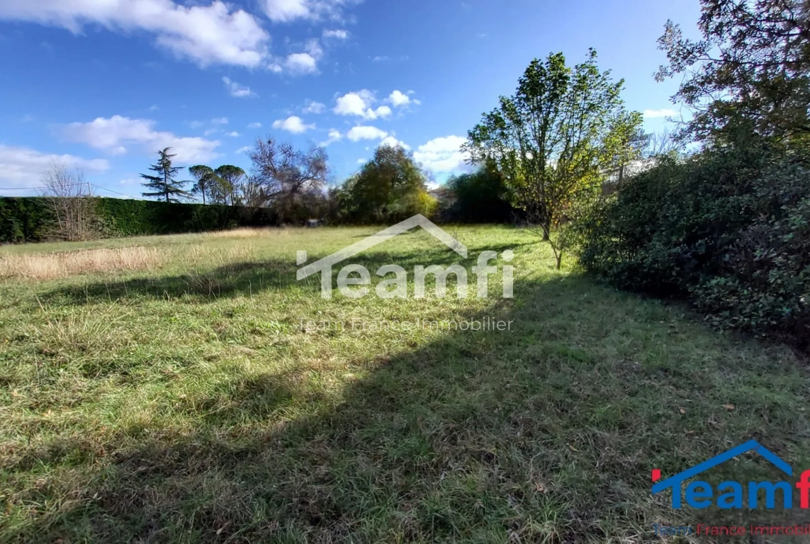 A vendre terrain plat constructible de 1175 m² avec garage à Saint-Julien-les-Rosiers 