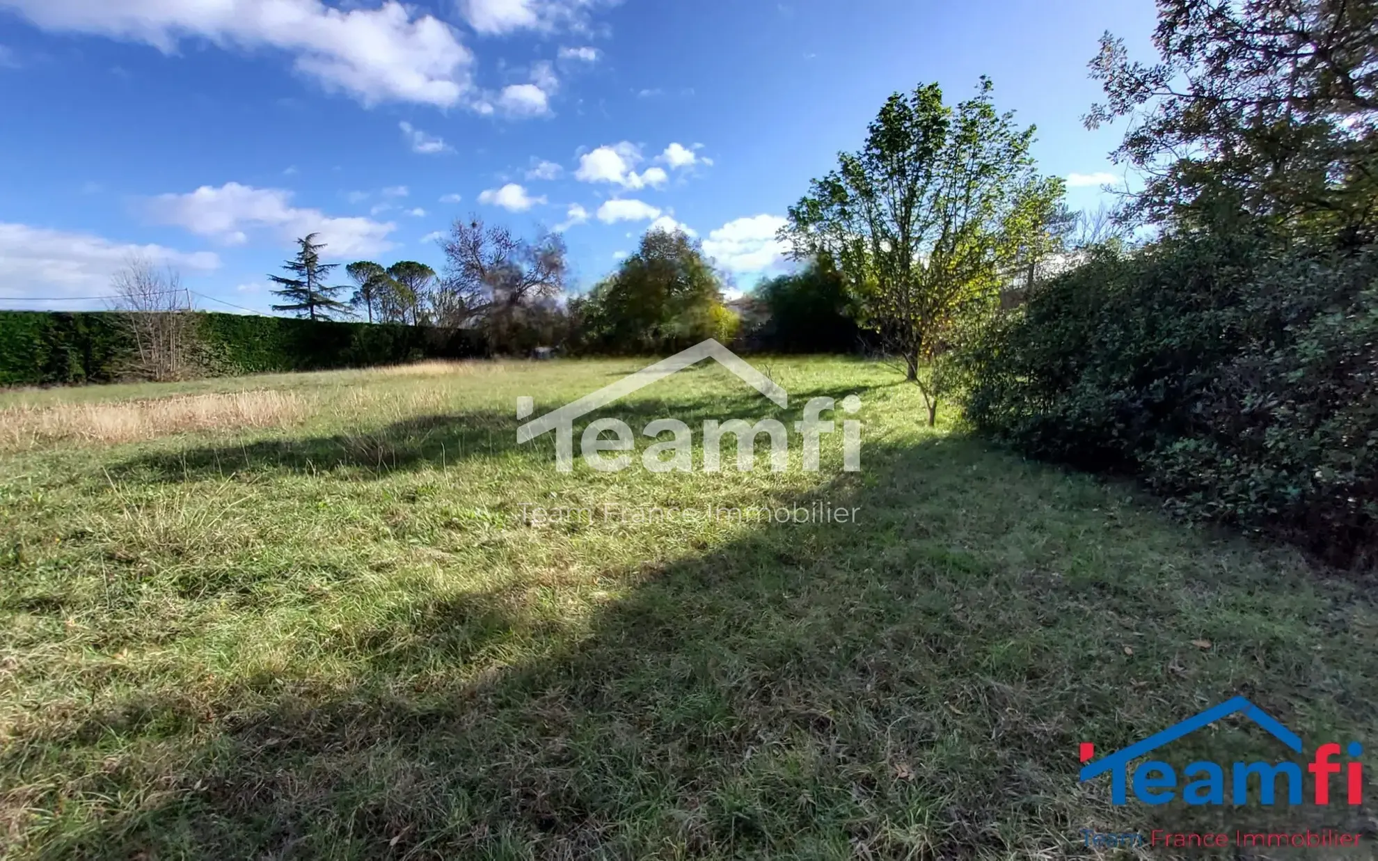 A vendre terrain plat constructible de 1175 m² avec garage à Saint-Julien-les-Rosiers 