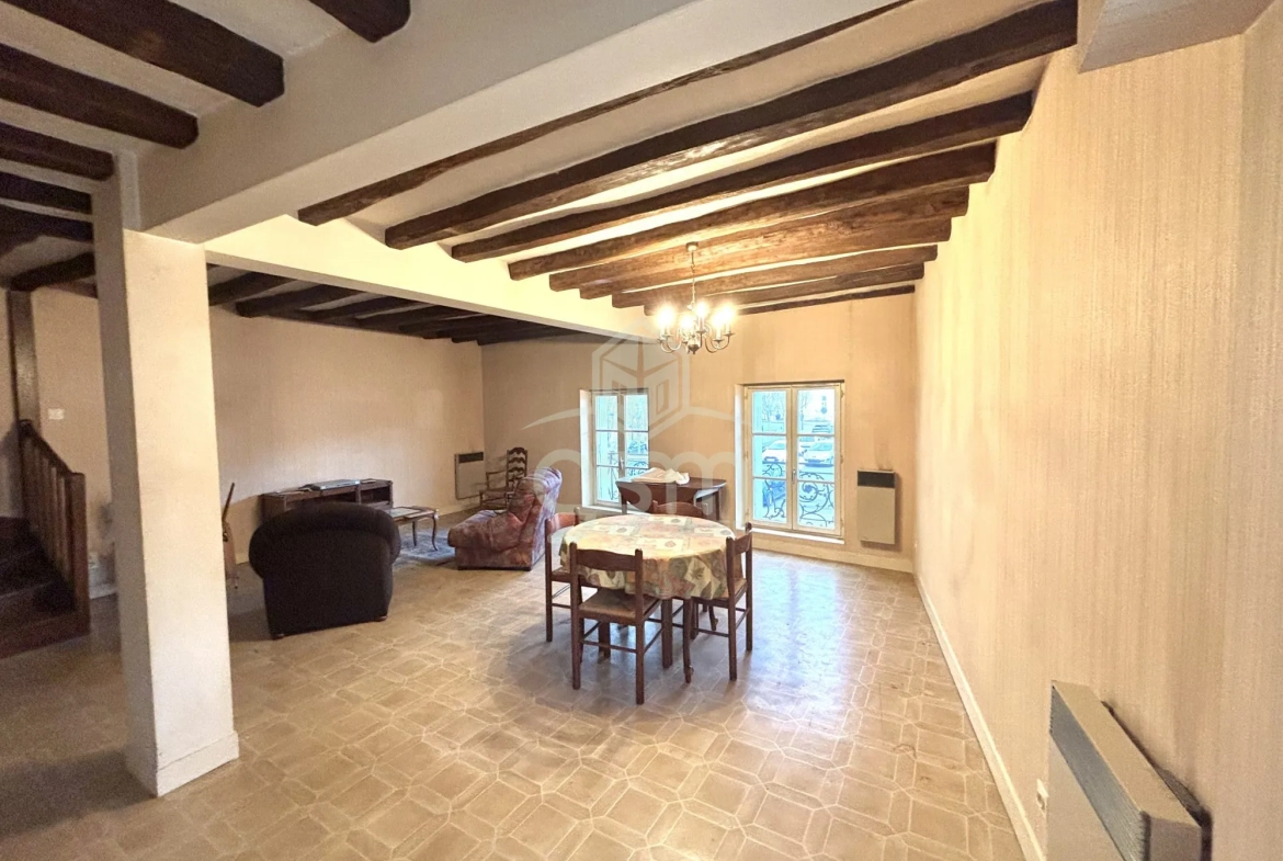 Immeuble à vendre au cœur de Veigné avec appartement et local professionnel 