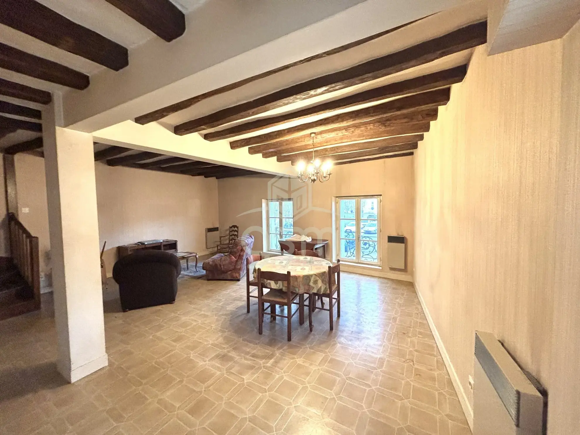 Immeuble à vendre au cœur de Veigné avec appartement et local professionnel 