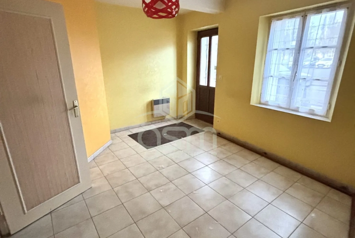 Immeuble à vendre au cœur de Veigné avec appartement et local professionnel 