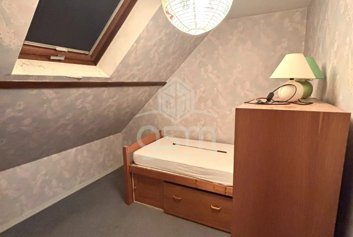 Immeuble à vendre au cœur de Veigné avec appartement et local professionnel 