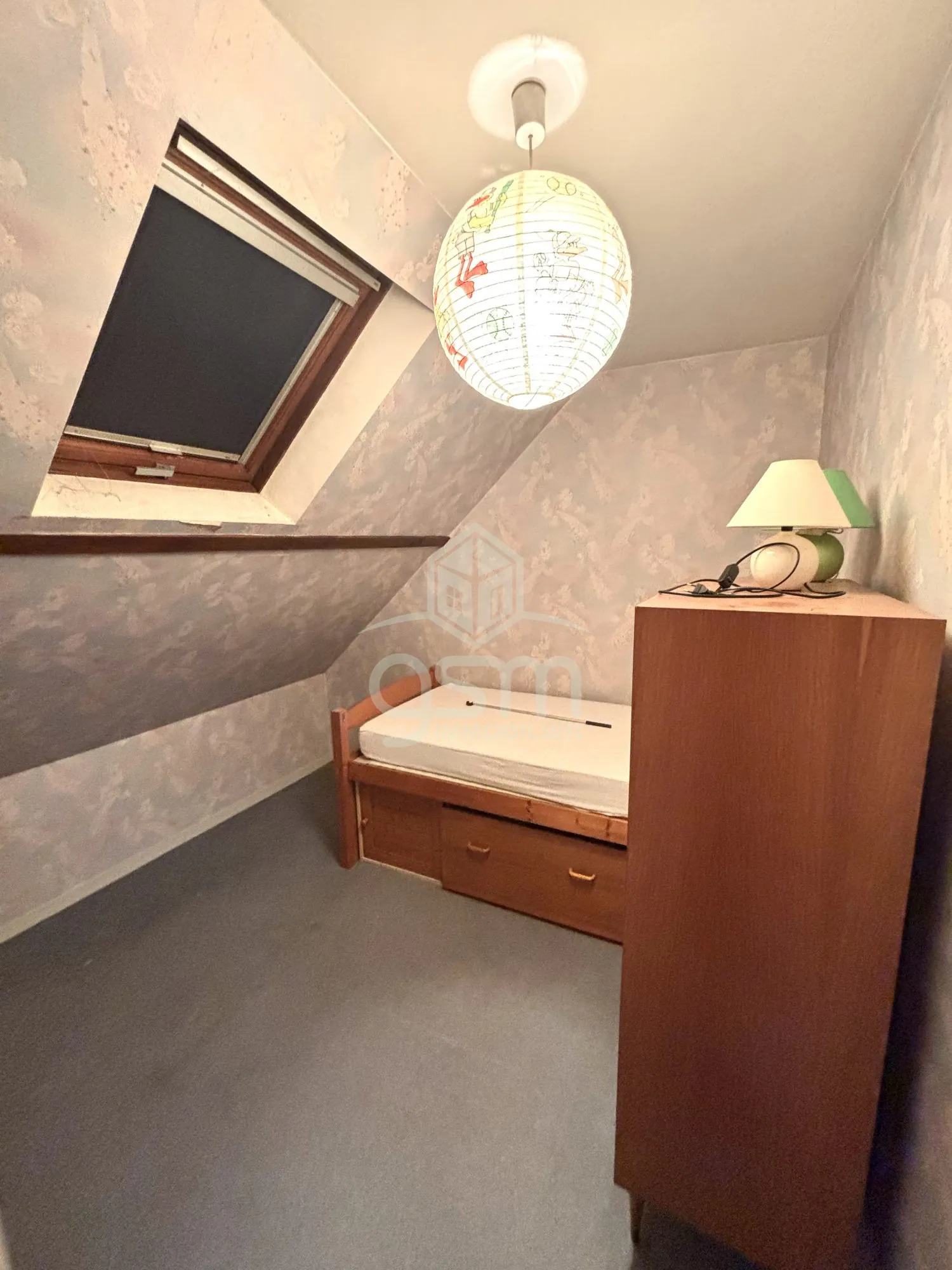 Immeuble à vendre au cœur de Veigné avec appartement et local professionnel 