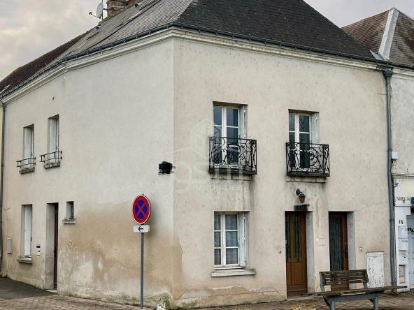 Immeuble à vendre au cœur de Veigné avec appartement et local professionnel