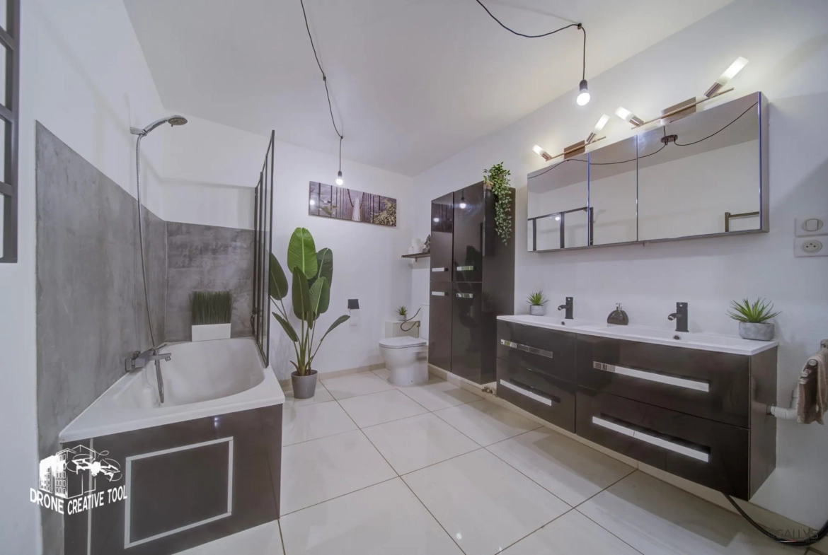 Salle de Bains Triplex lumineux de 115,7 m² à Châtel-Saint-Germain, rénové et proche des commodités 