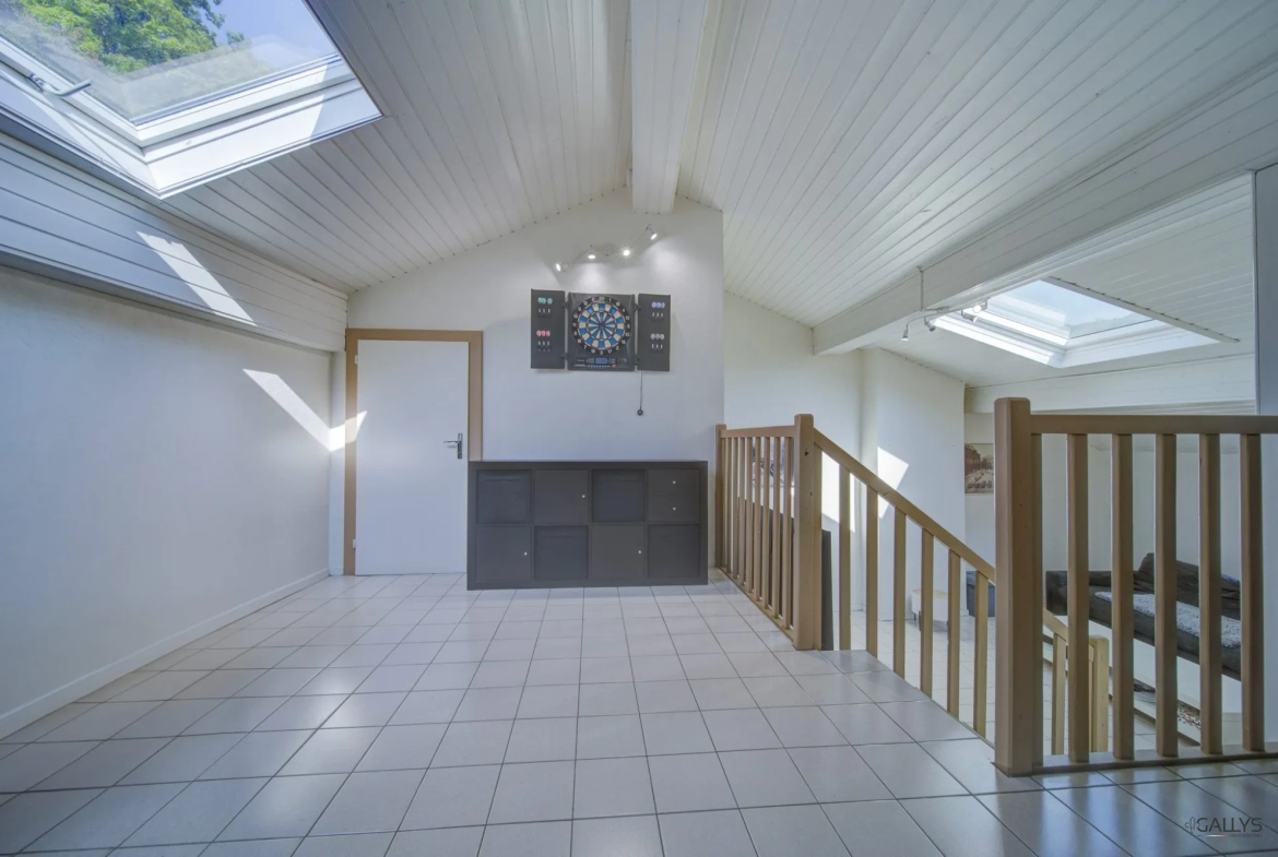 Triplex lumineux de 115,7 m² à Châtel-Saint-Germain, rénové et proche des commodités 