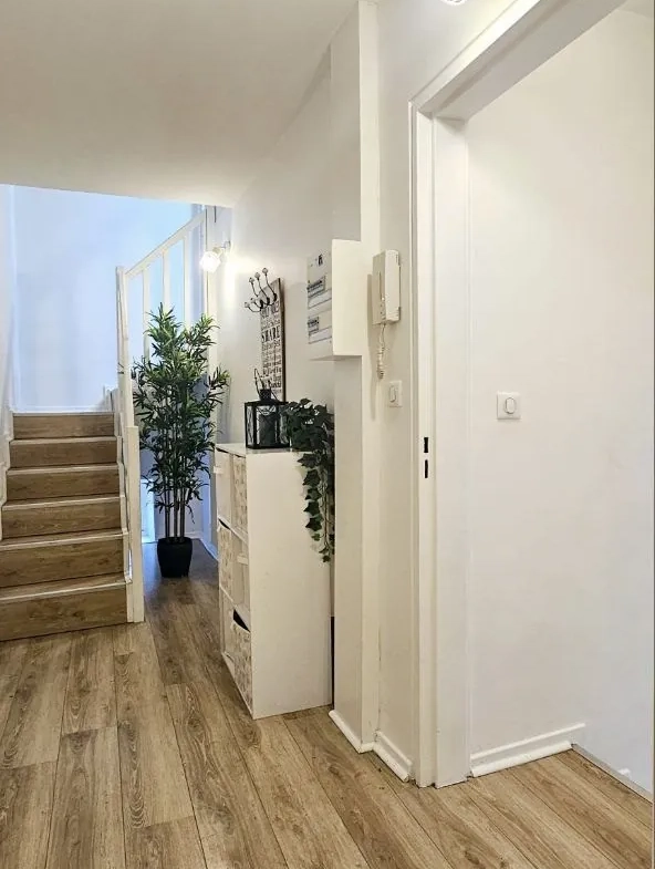Triplex lumineux de 115,7 m² à Châtel-Saint-Germain, rénové et proche des commodités 