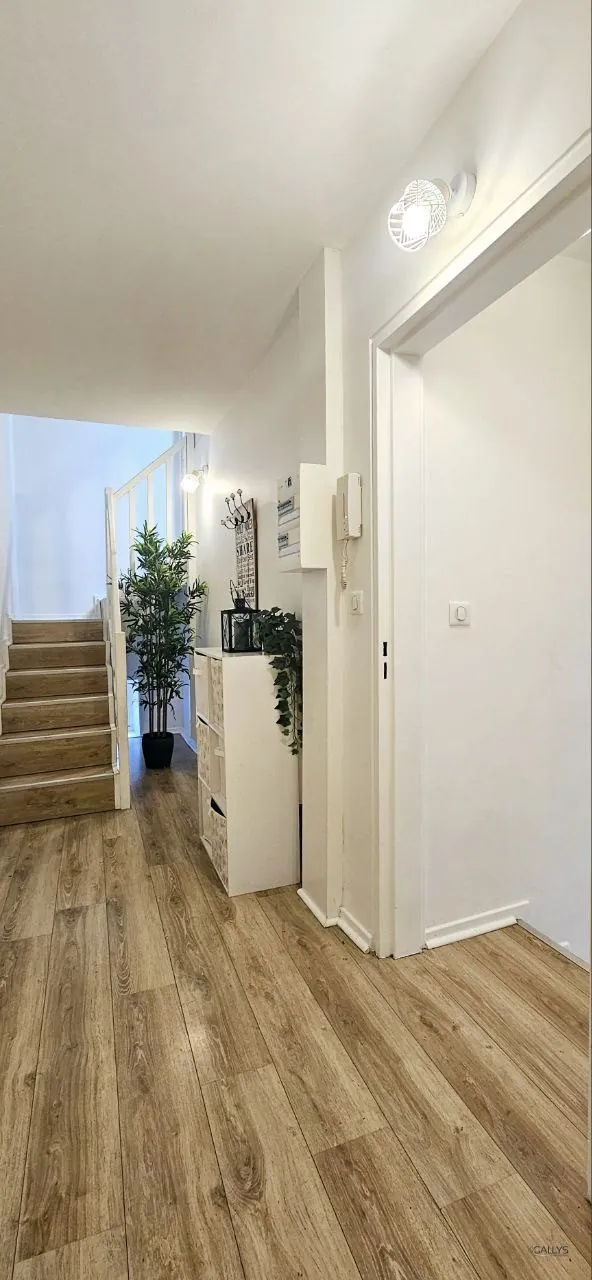 Triplex lumineux de 115,7 m² à Châtel-Saint-Germain, rénové et proche des commodités 