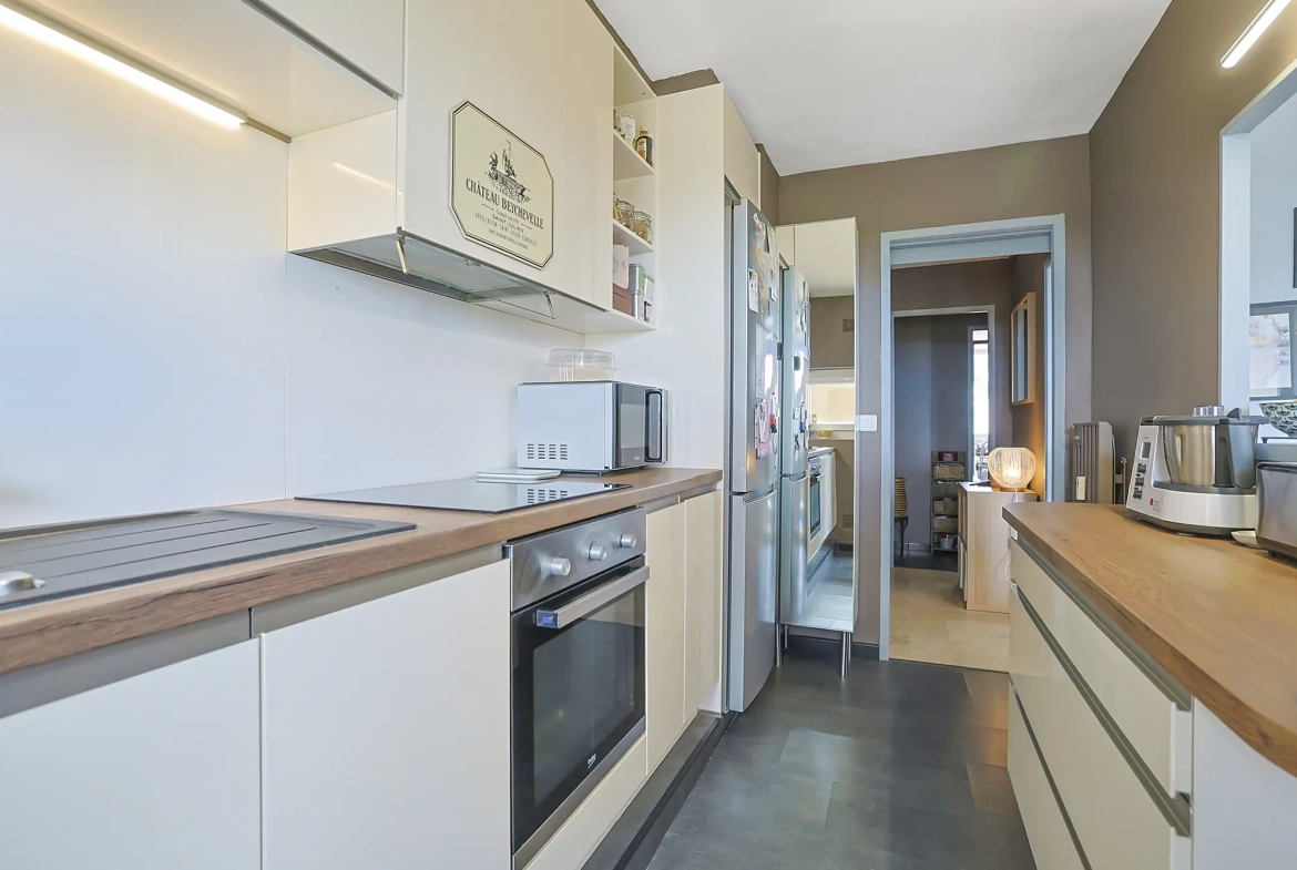 Appartement T3 avec vue mer et parking à Hyères - Dernier étage 
