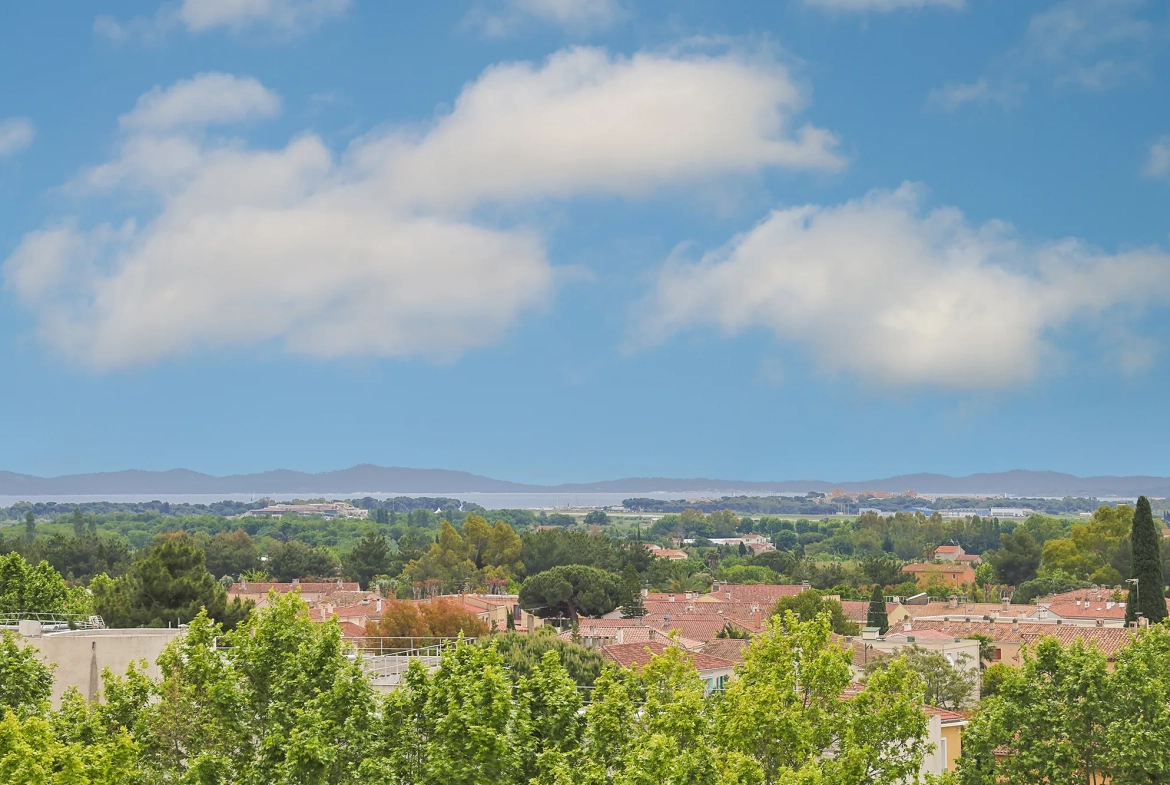 Appartement T3 avec vue mer et parking à Hyères - Dernier étage 