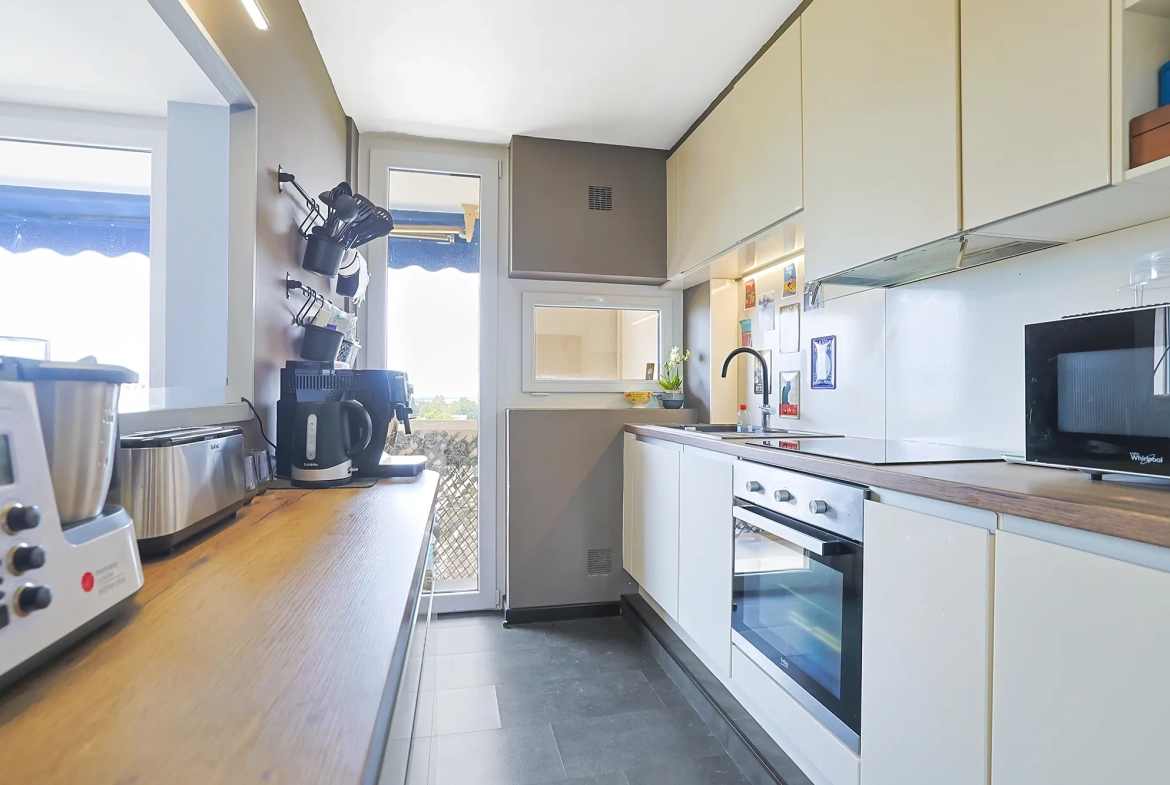 Appartement T3 avec vue mer et parking à Hyères - Dernier étage 