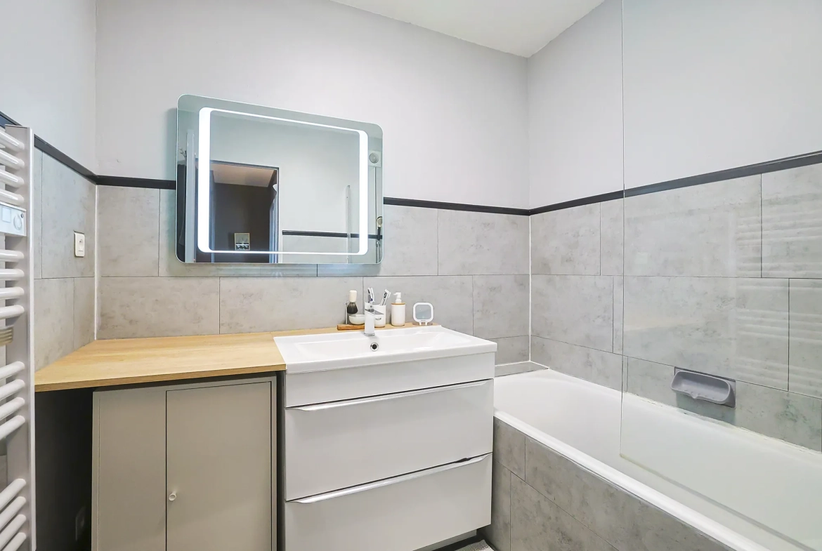 Appartement T3 avec vue mer et parking à Hyères - Dernier étage 