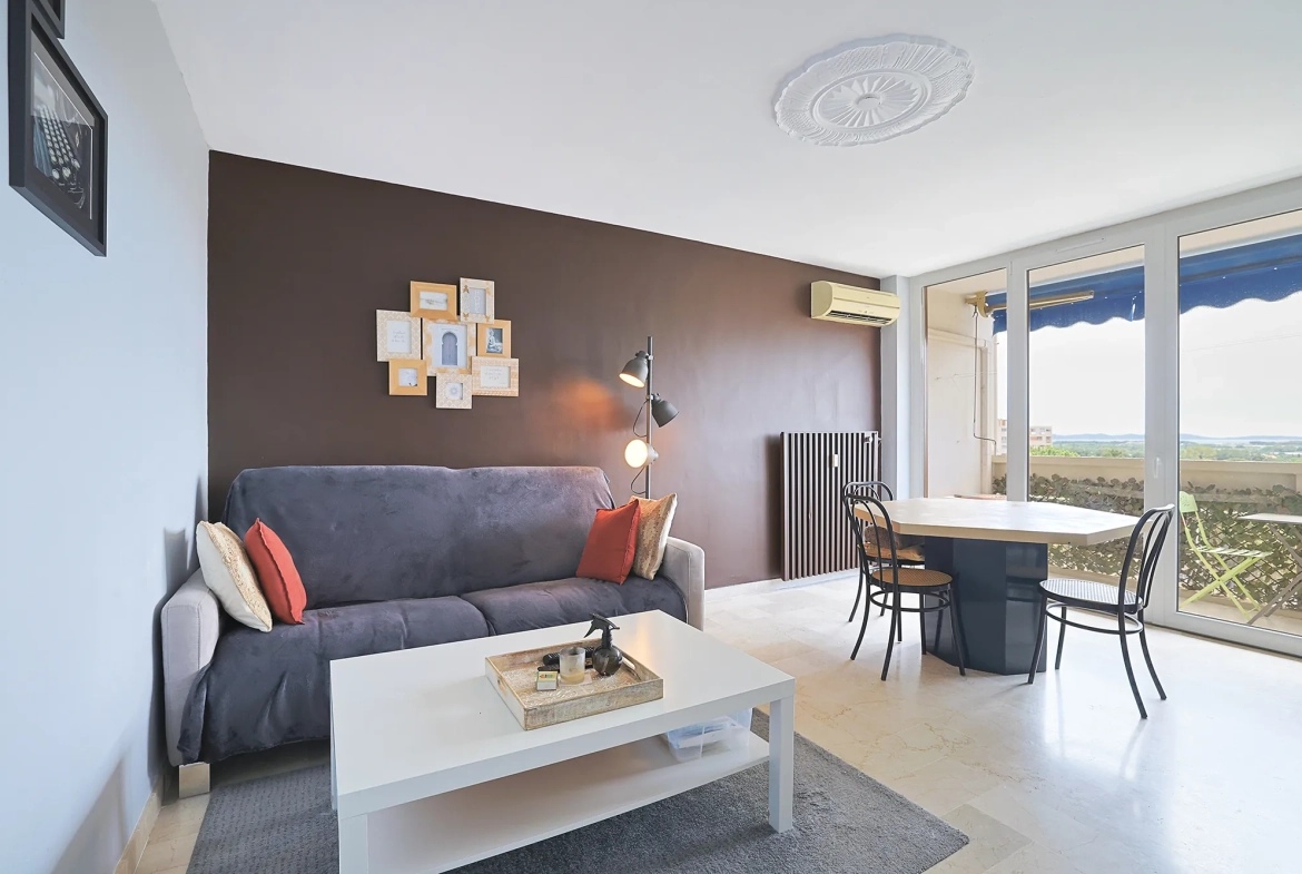 Appartement T3 avec vue mer et parking à Hyères - Dernier étage 
