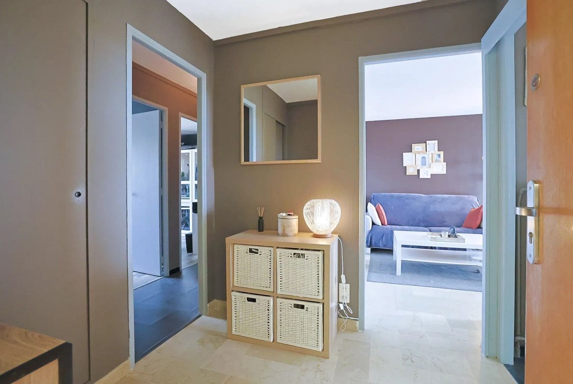 Appartement T3 avec vue mer et parking à Hyères - Dernier étage 