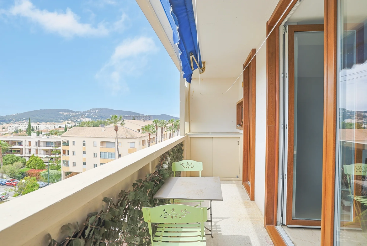 Appartement T3 avec vue mer et parking à Hyères - Dernier étage 