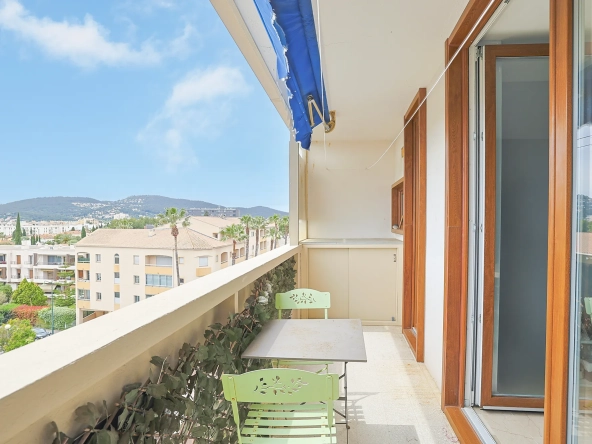 Appartement T3 avec vue mer et parking à Hyères - Dernier étage