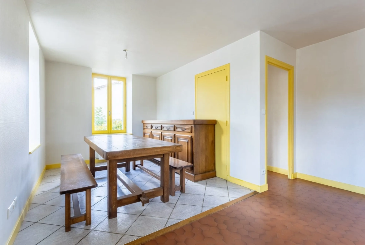 Maison de bourg avec jardin, grange et garages à Marcenat 