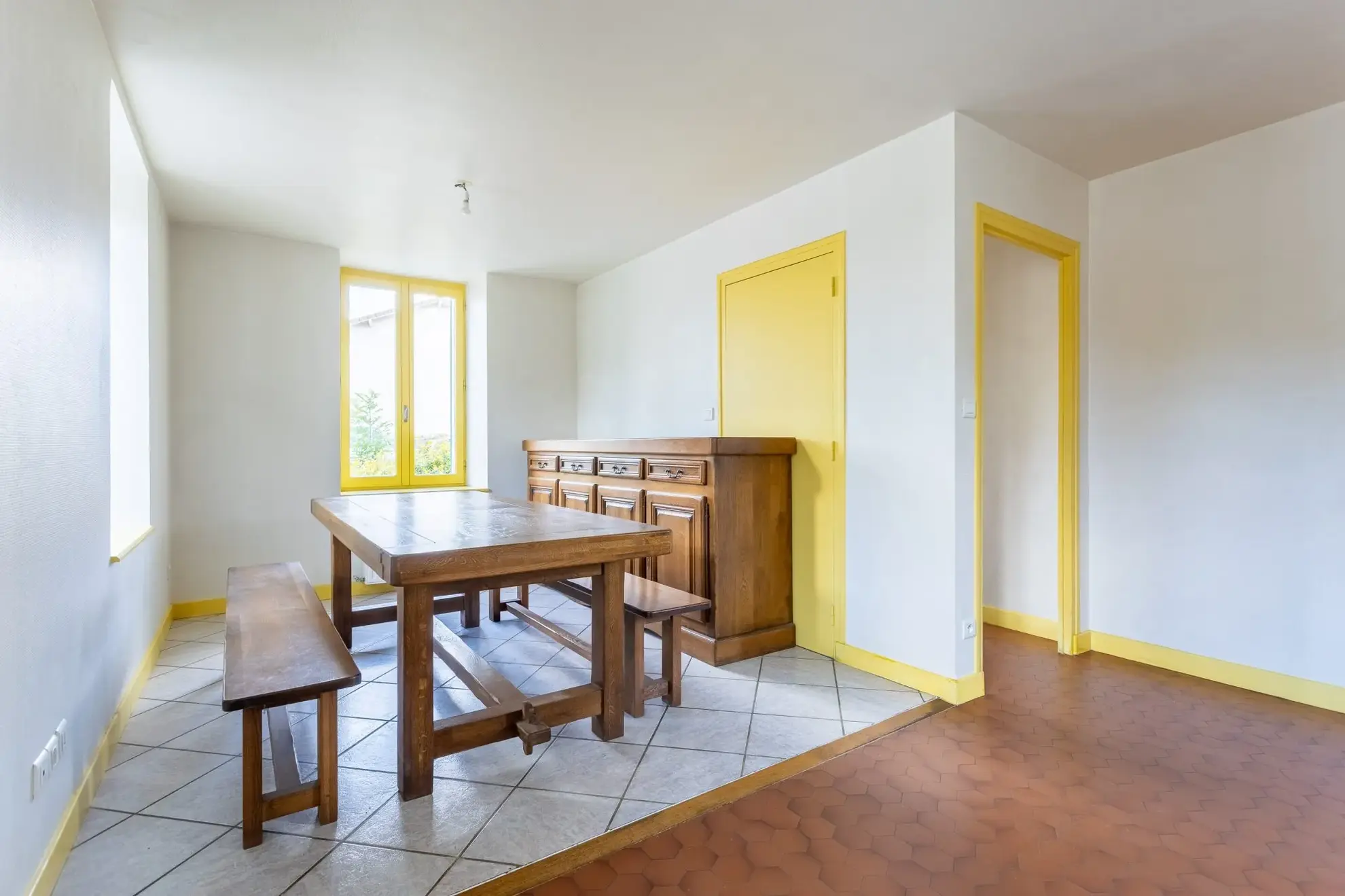 Maison de bourg avec jardin, grange et garages à Marcenat 