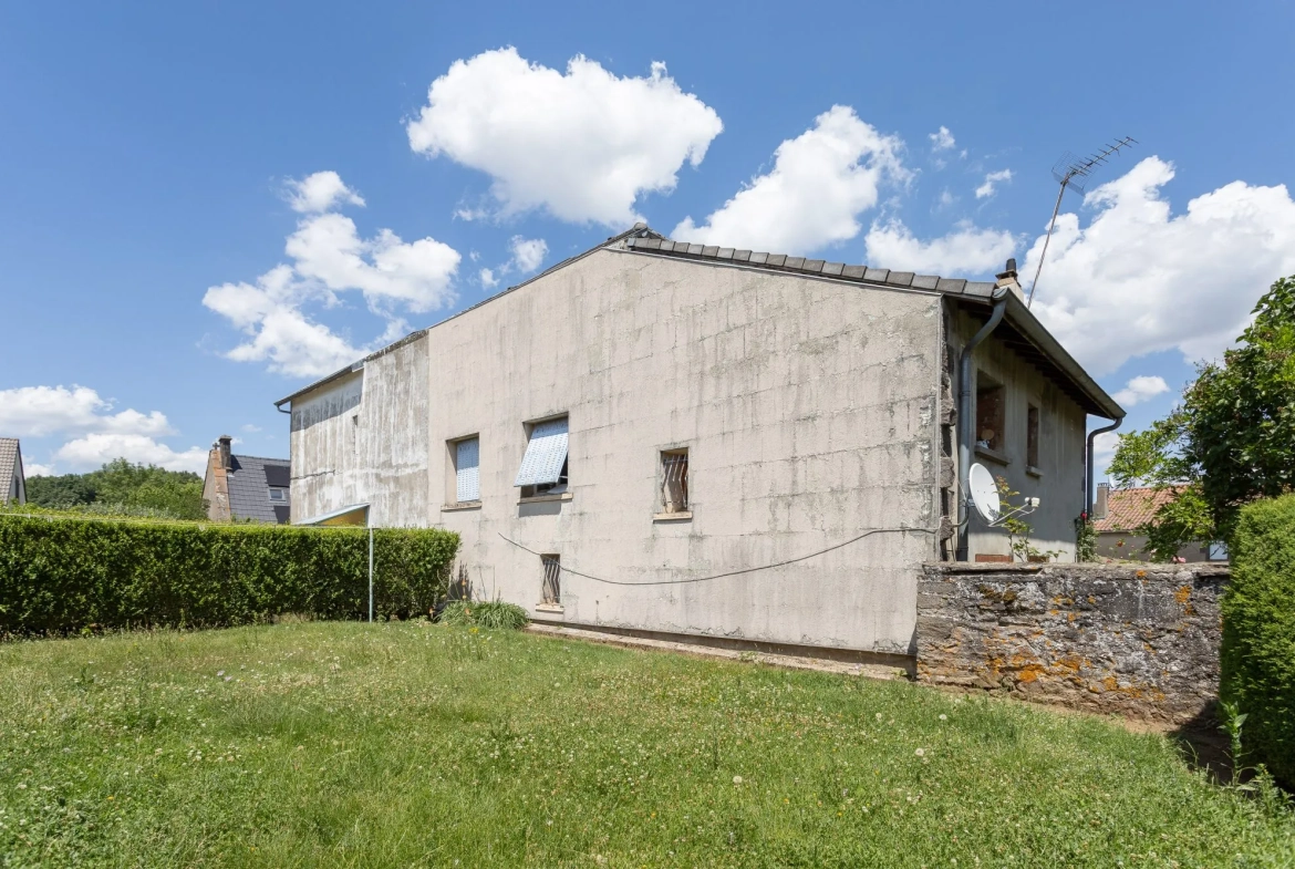 Maison de bourg avec jardin, grange et garages à Marcenat 