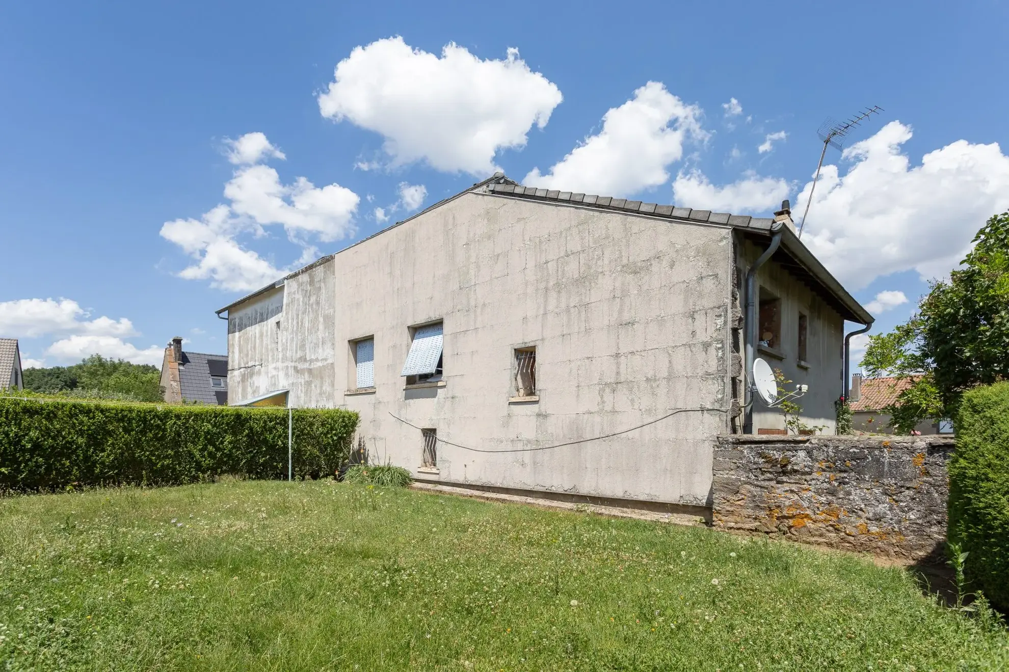 Maison de bourg avec jardin, grange et garages à Marcenat 