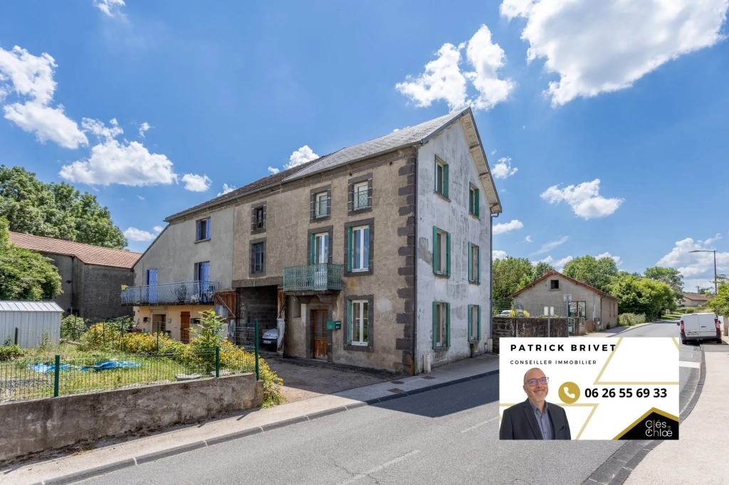 Maison de bourg avec jardin, grange et garages à Marcenat