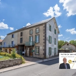 Maison de bourg avec jardin, grange et garages à Marcenat