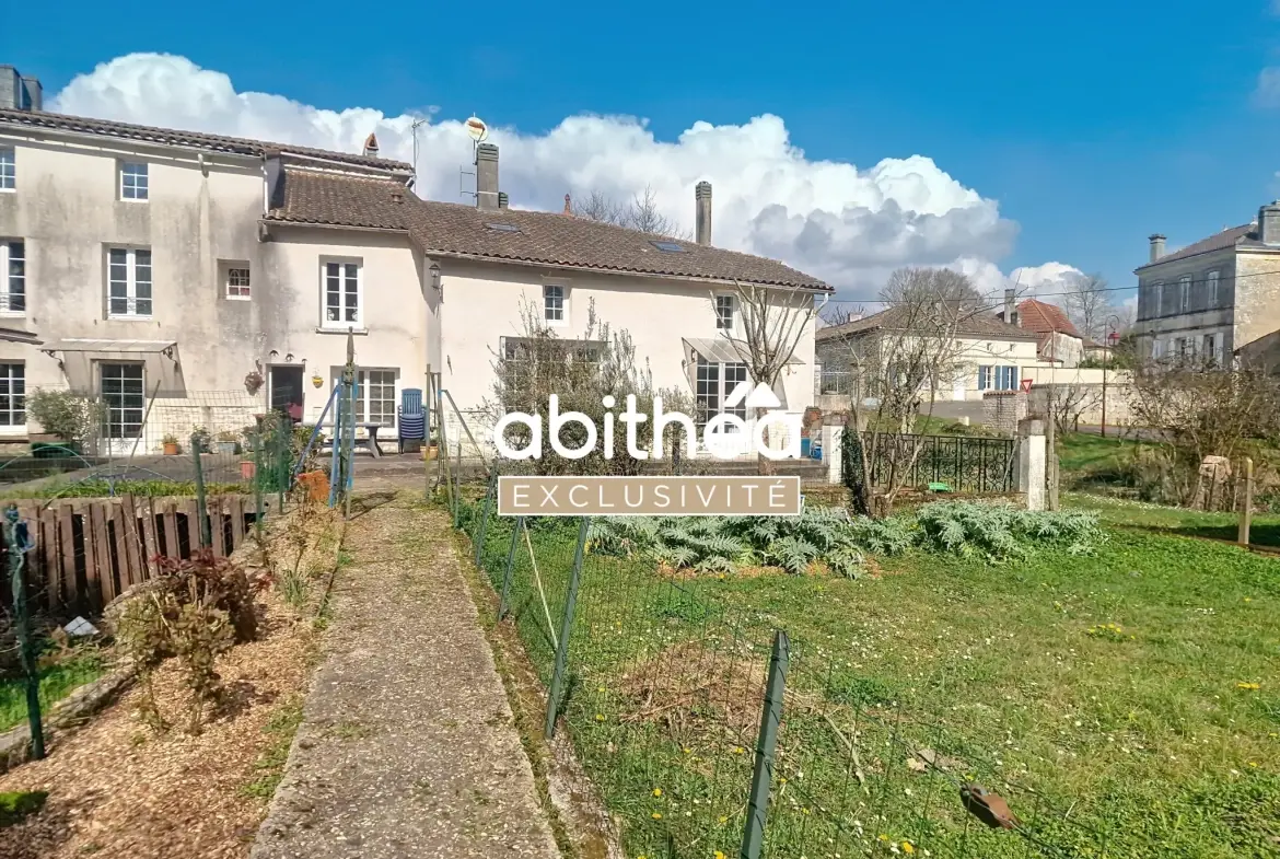Ensemble immobilier charentais à Nieul-le-Virouil avec grand terrain et potentiel d'aménagement 