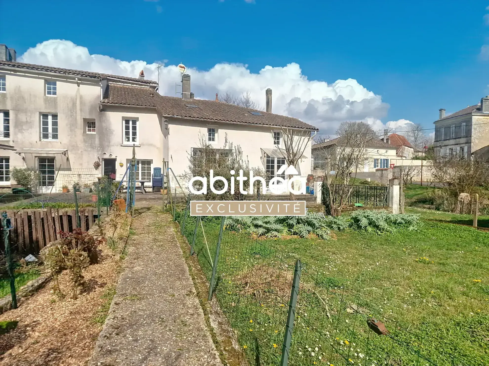 Ensemble immobilier charentais à Nieul-le-Virouil avec grand terrain et potentiel d'aménagement 