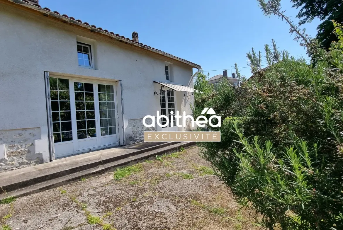 Ensemble immobilier charentais à Nieul-le-Virouil avec grand terrain et potentiel d'aménagement 