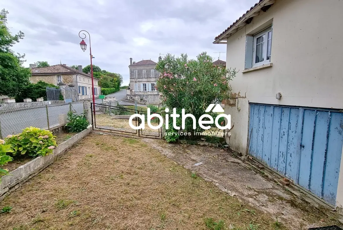 Ensemble immobilier charentais à Nieul-le-Virouil avec grand terrain et potentiel d'aménagement 