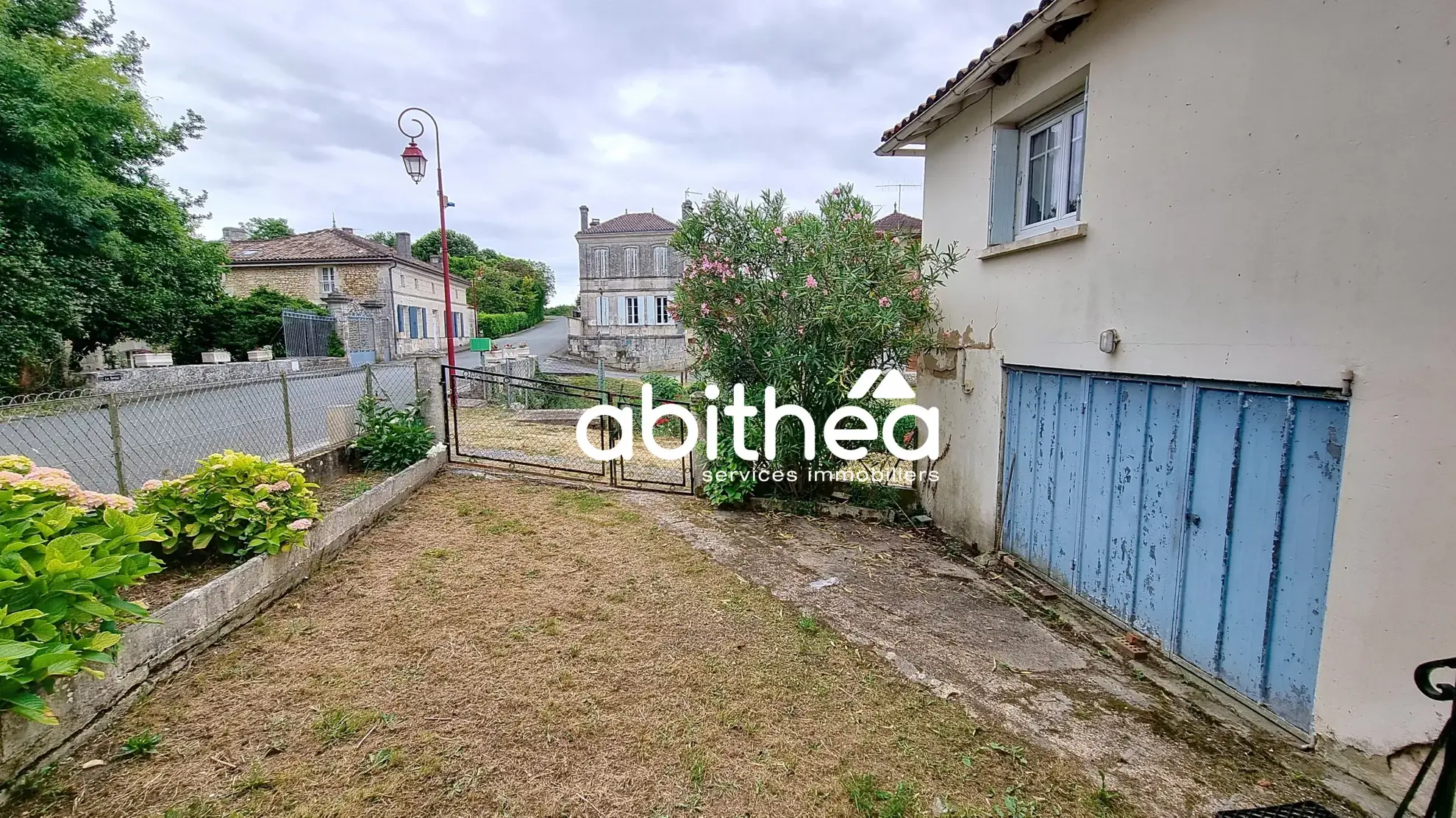 Ensemble immobilier charentais à Nieul-le-Virouil avec grand terrain et potentiel d'aménagement 