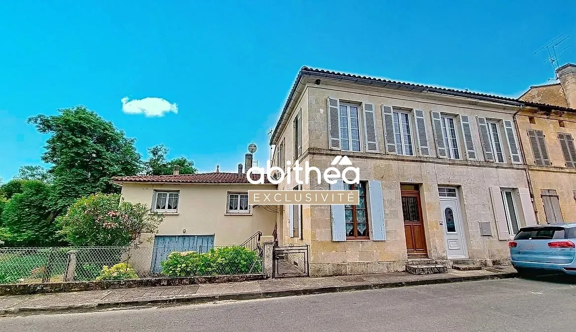 Ensemble immobilier charentais à Nieul-le-Virouil avec grand terrain et potentiel d'aménagement 