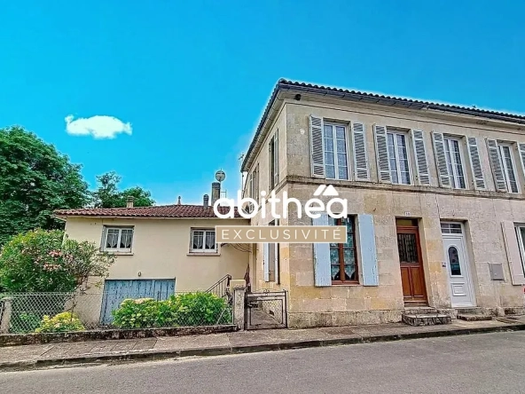 Ensemble immobilier charentais à Nieul-le-Virouil avec grand terrain et potentiel d'aménagement
