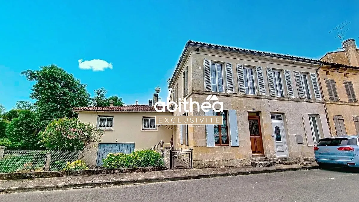 Ensemble immobilier charentais à Nieul-le-Virouil avec grand terrain et potentiel d'aménagement 