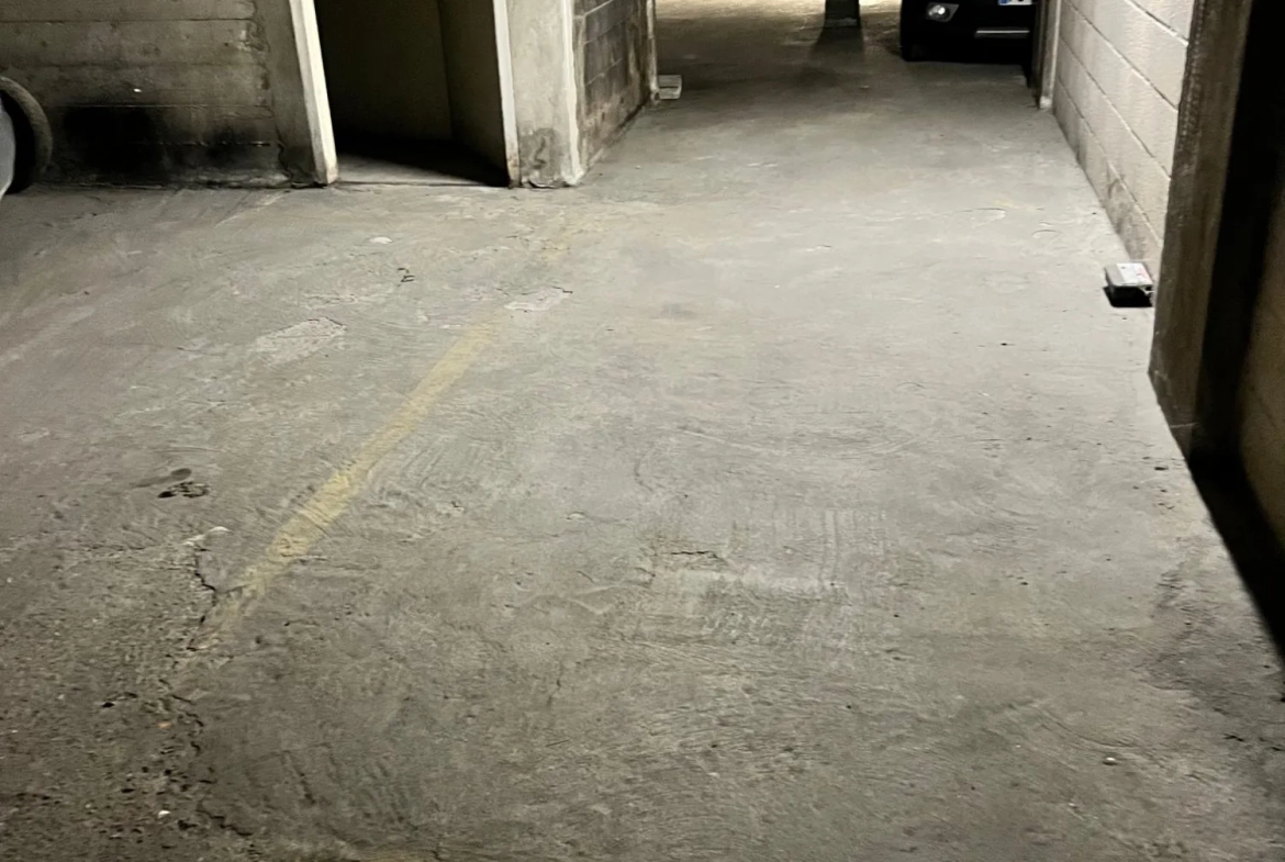 Place de parking en sous-sol à vendre à Puteaux, idéal investissement 