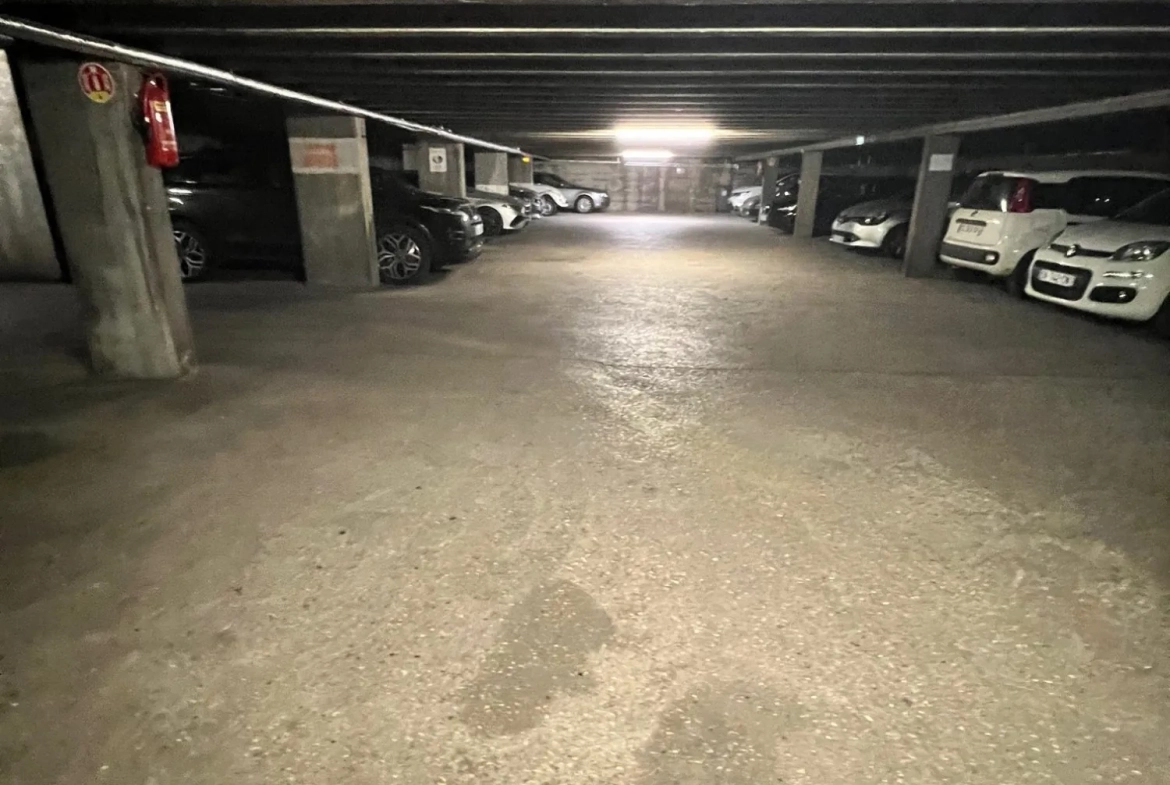 Place de parking en sous-sol à vendre à Puteaux, idéal investissement 