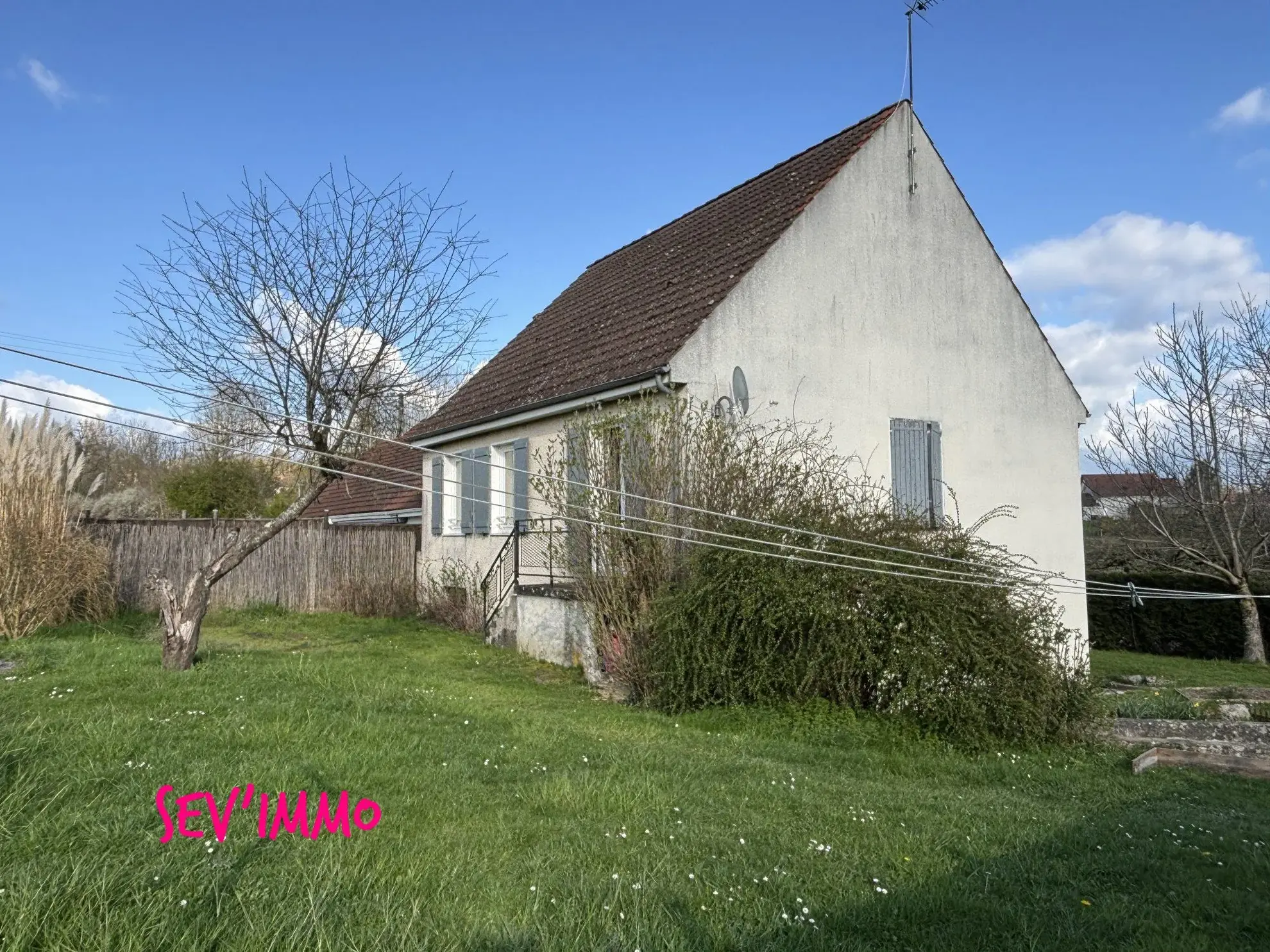 Maison à vendre à Billy – Vue dégagée, terrain clos, potentiel rénovation 