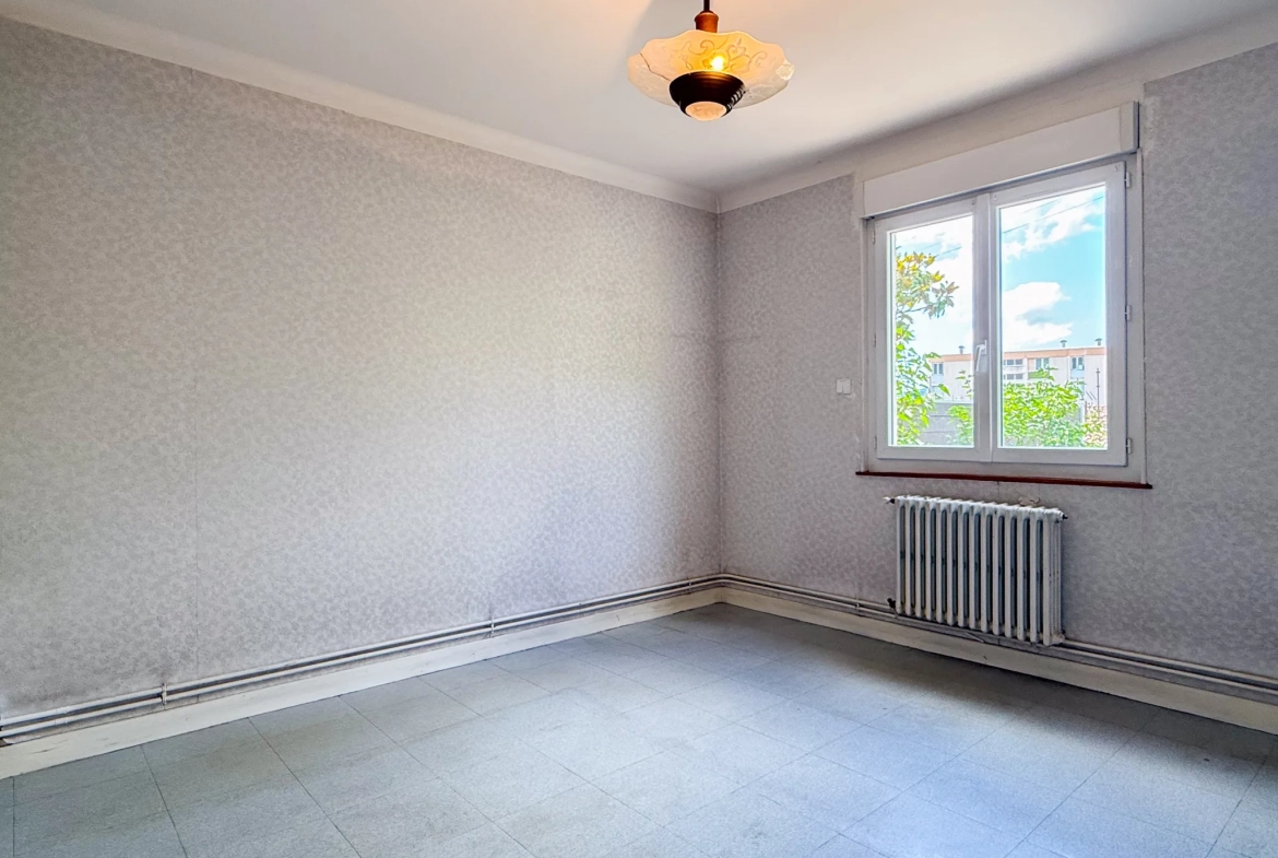Maison mitoyenne à rénover avec garage au Le Pouzin, 2 chambres et jardin 