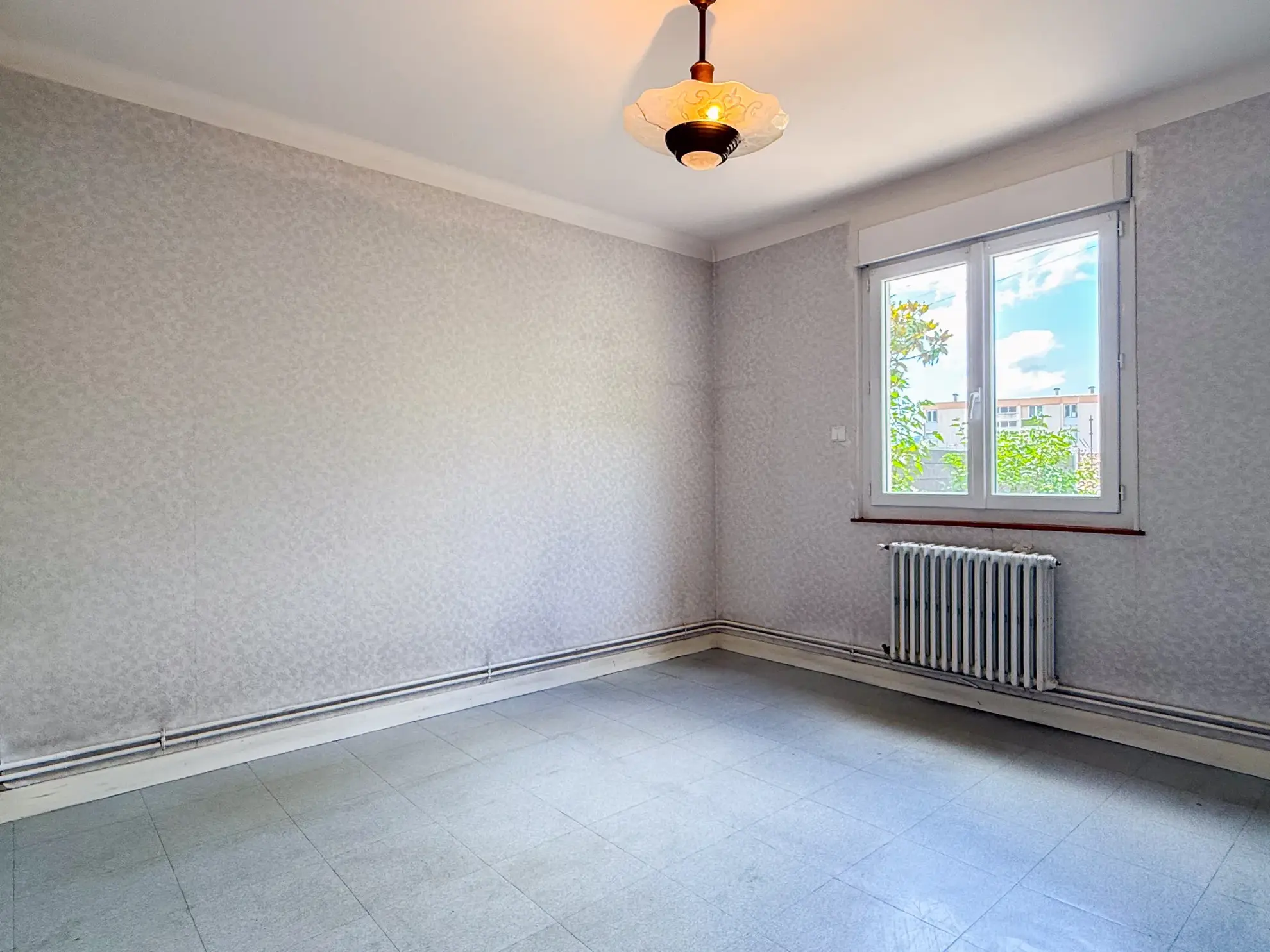 Maison mitoyenne à rénover avec garage au Le Pouzin, 2 chambres et jardin 