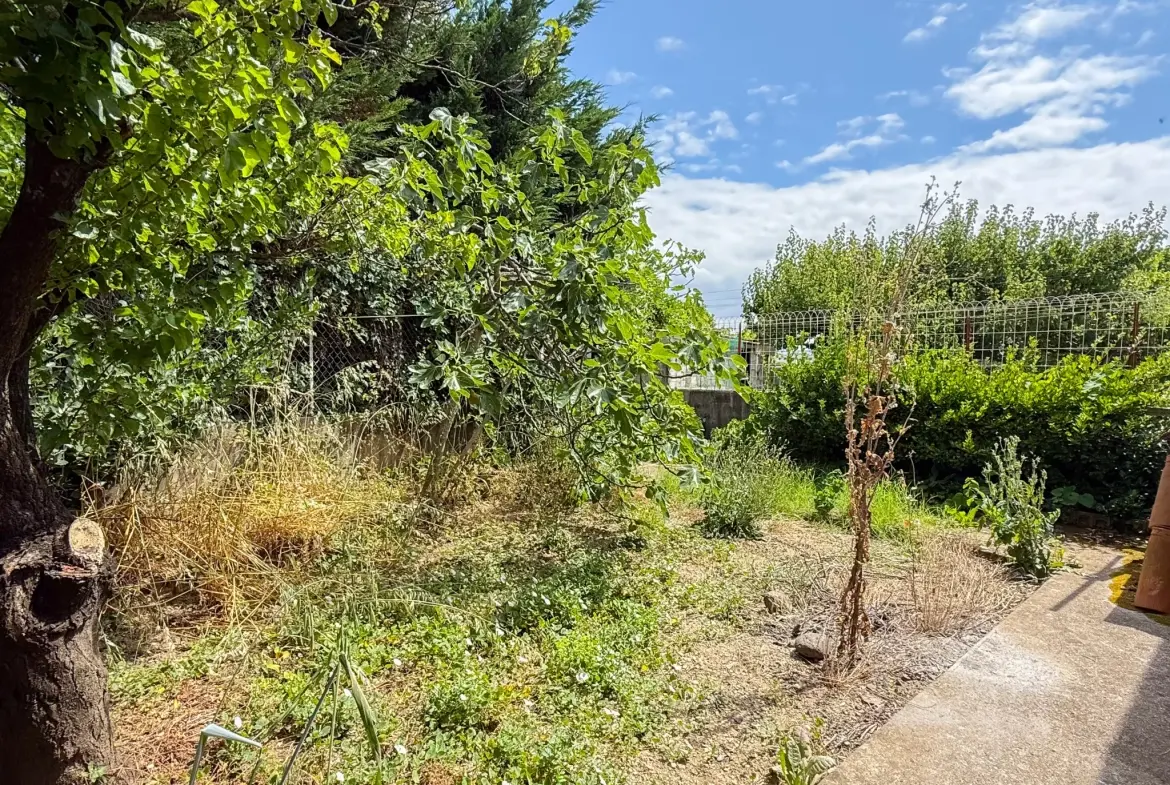 Maison mitoyenne à rénover avec garage au Le Pouzin, 2 chambres et jardin 