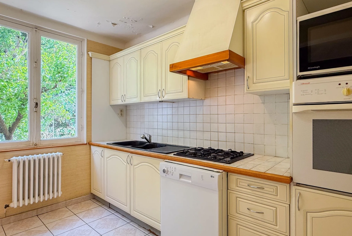 Maison mitoyenne à rénover avec garage au Le Pouzin, 2 chambres et jardin 