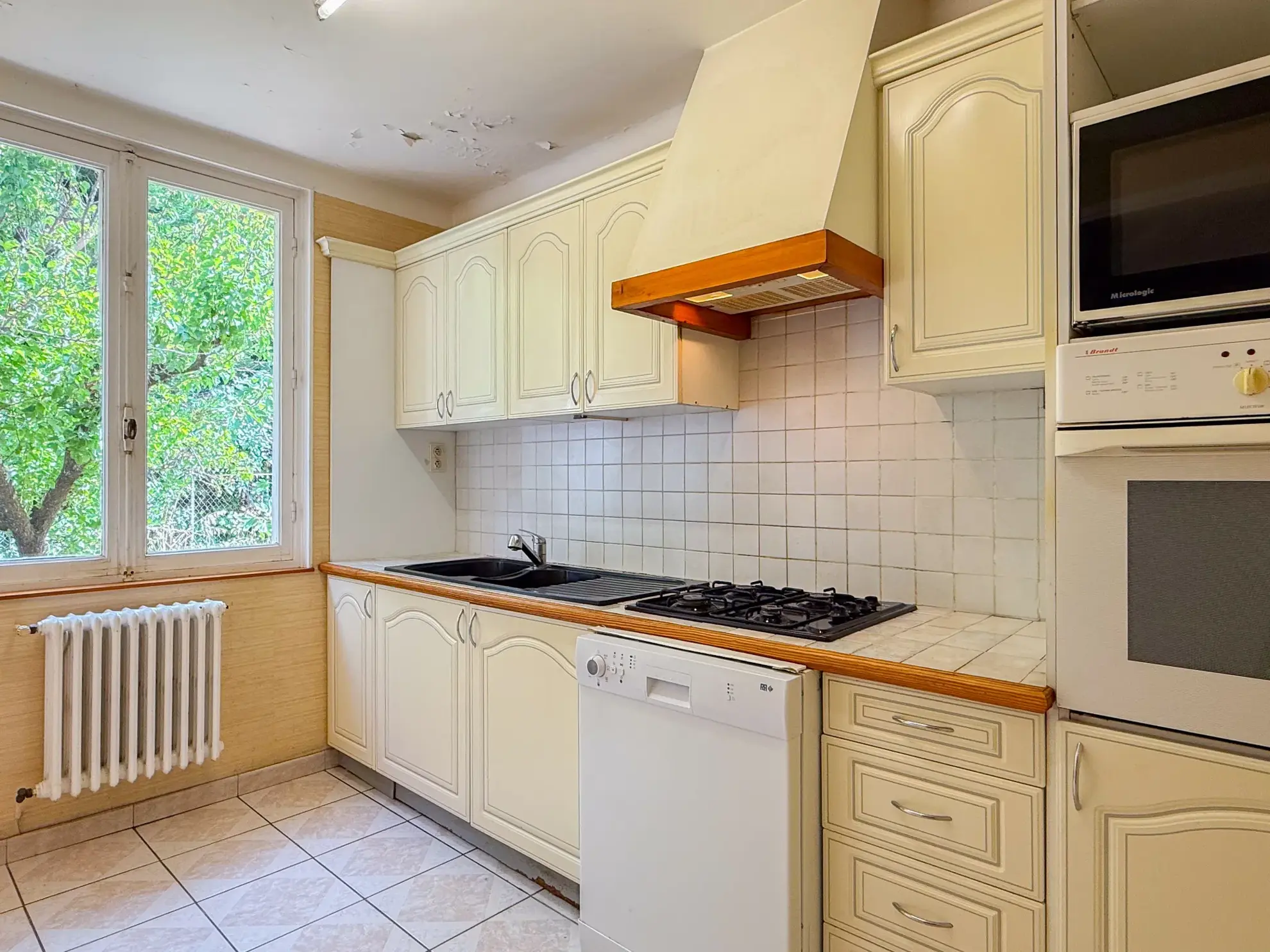 Maison mitoyenne à rénover avec garage au Le Pouzin, 2 chambres et jardin 