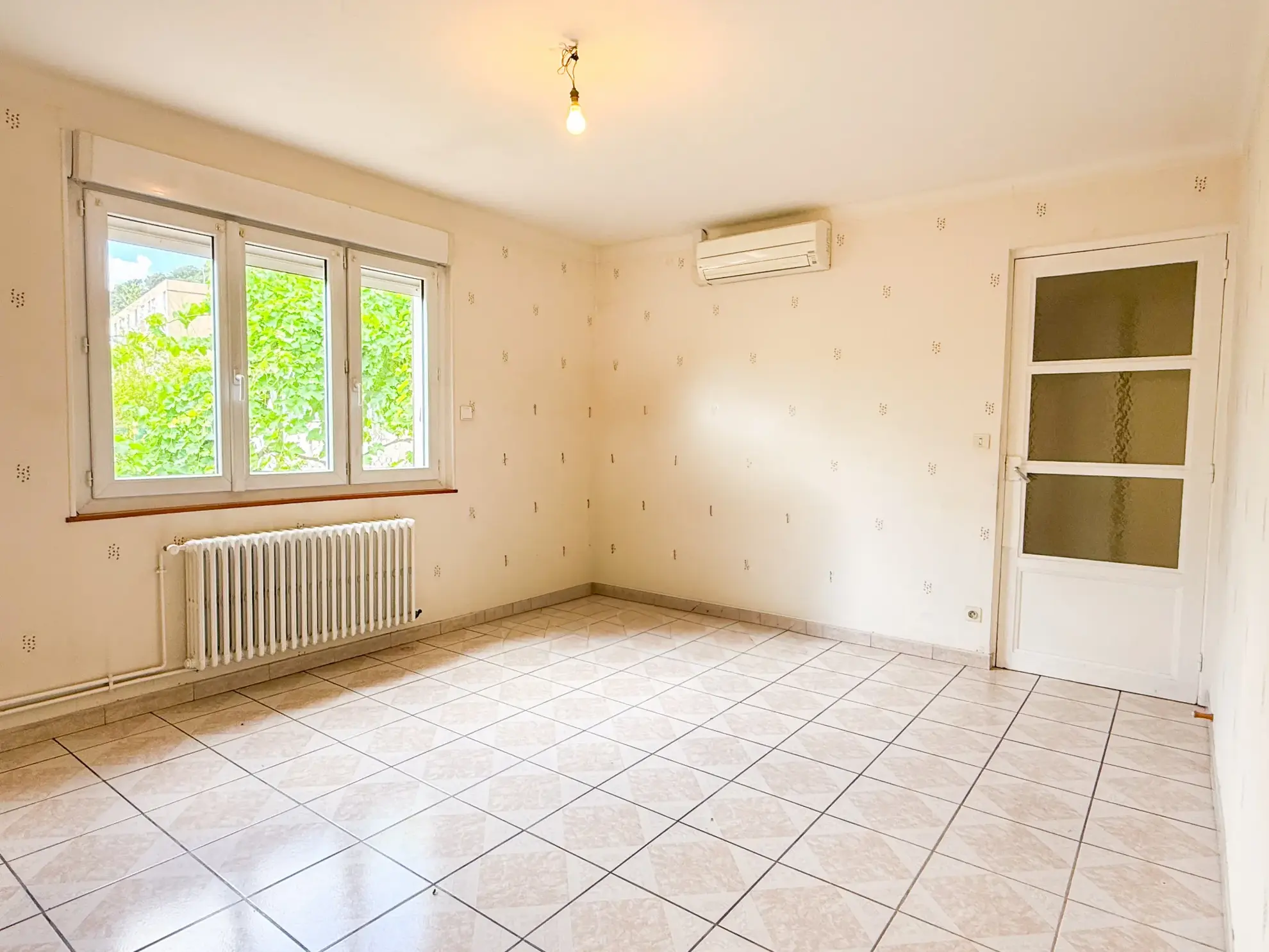 Maison mitoyenne à rénover avec garage au Le Pouzin, 2 chambres et jardin 