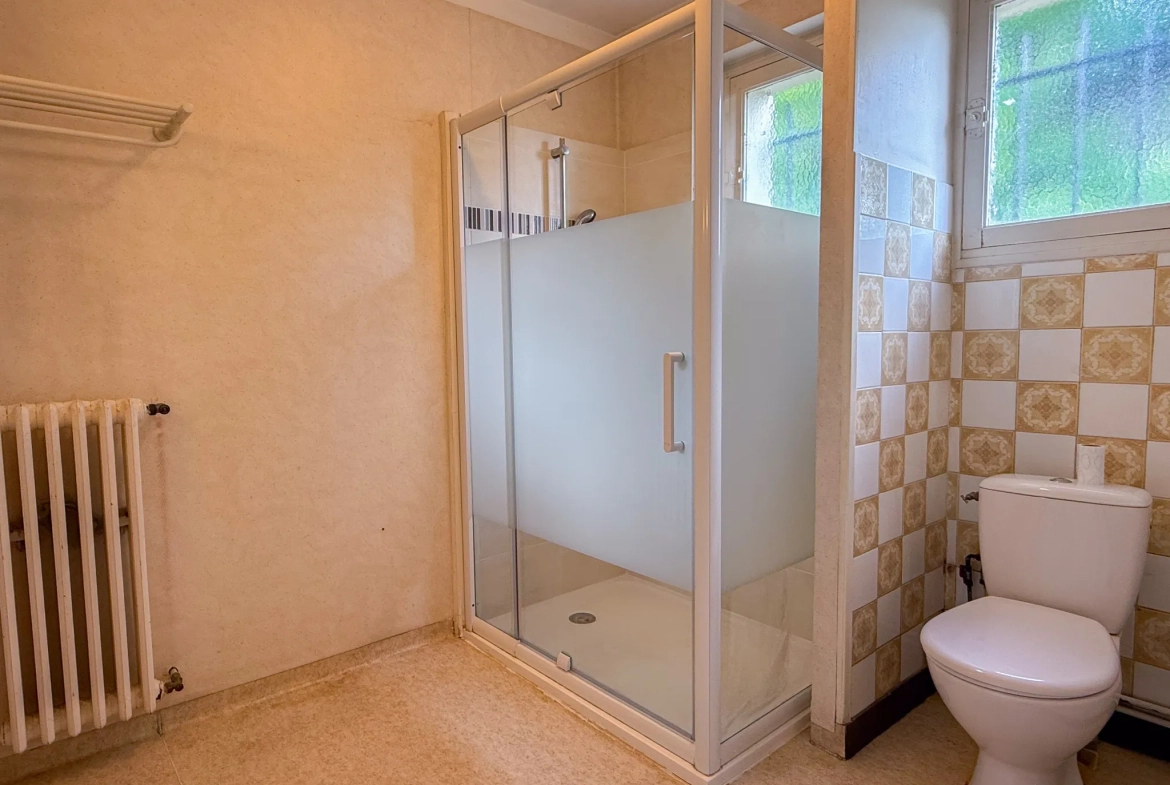 Maison mitoyenne à rénover avec garage au Le Pouzin, 2 chambres et jardin 