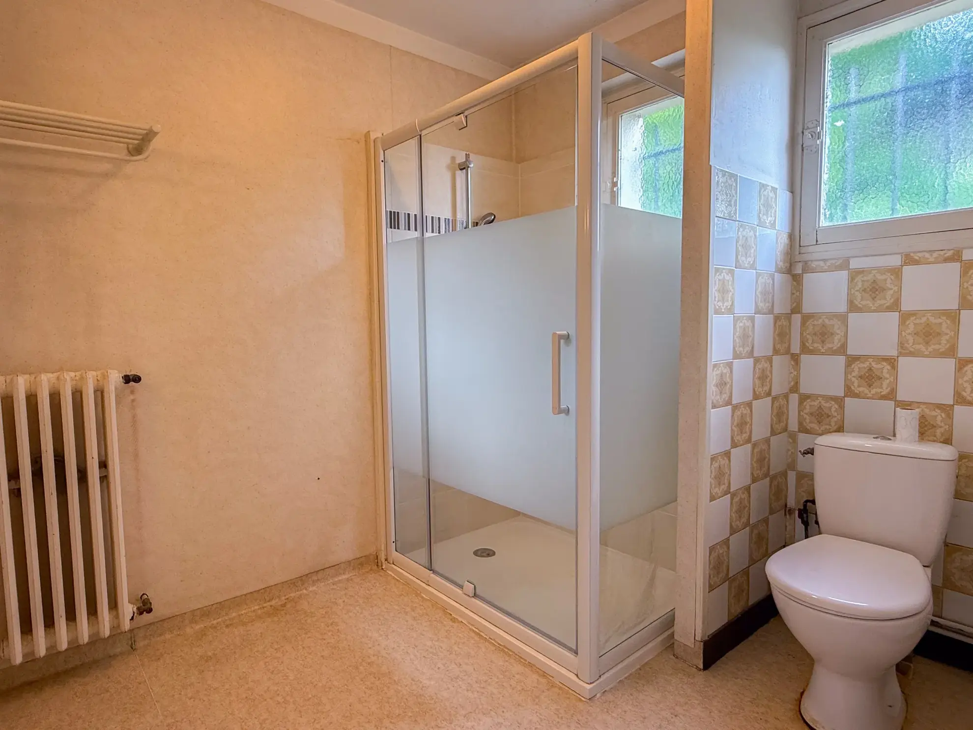 Maison mitoyenne à rénover avec garage au Le Pouzin, 2 chambres et jardin 