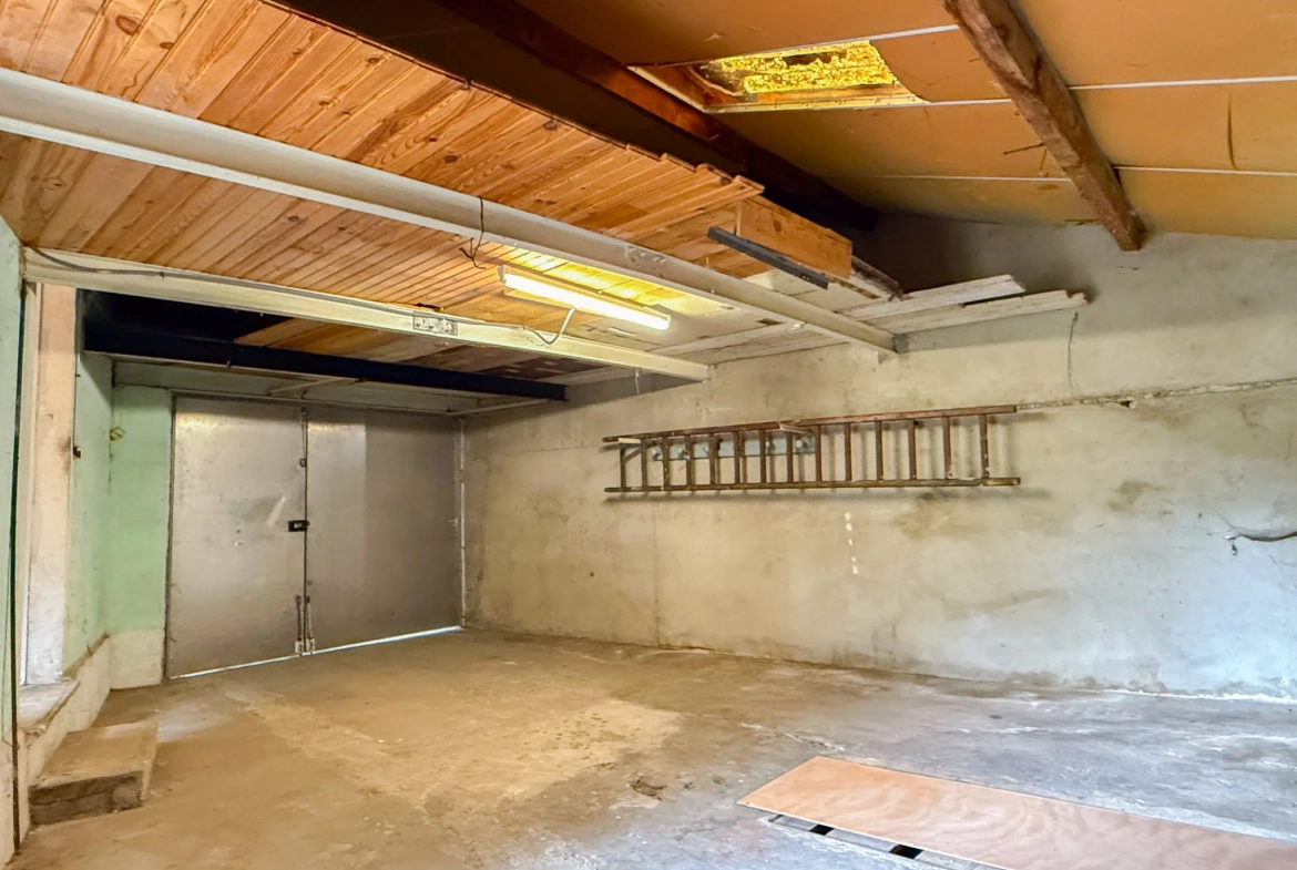 Maison mitoyenne à rénover avec garage au Le Pouzin, 2 chambres et jardin 